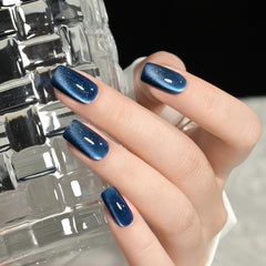 GAOY brillo holográfico azul resalta la manicura con destellos multicolor y realce de color.