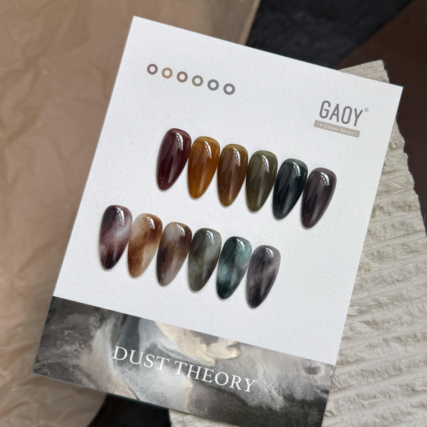 GAOY esmalte gel lechoso: aplicación suave en uñas para un acabado translúcido.