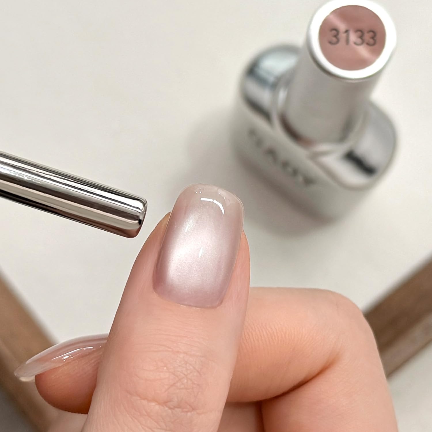 Esmalte gel GAOY translúcido con acabado ojo de gato que brilla.