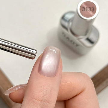 Esmalte gel GAOY translúcido con acabado ojo de gato que brilla.