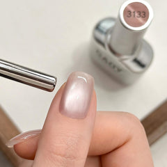 Esmalte gel GAOY translúcido con acabado ojo de gato que brilla.