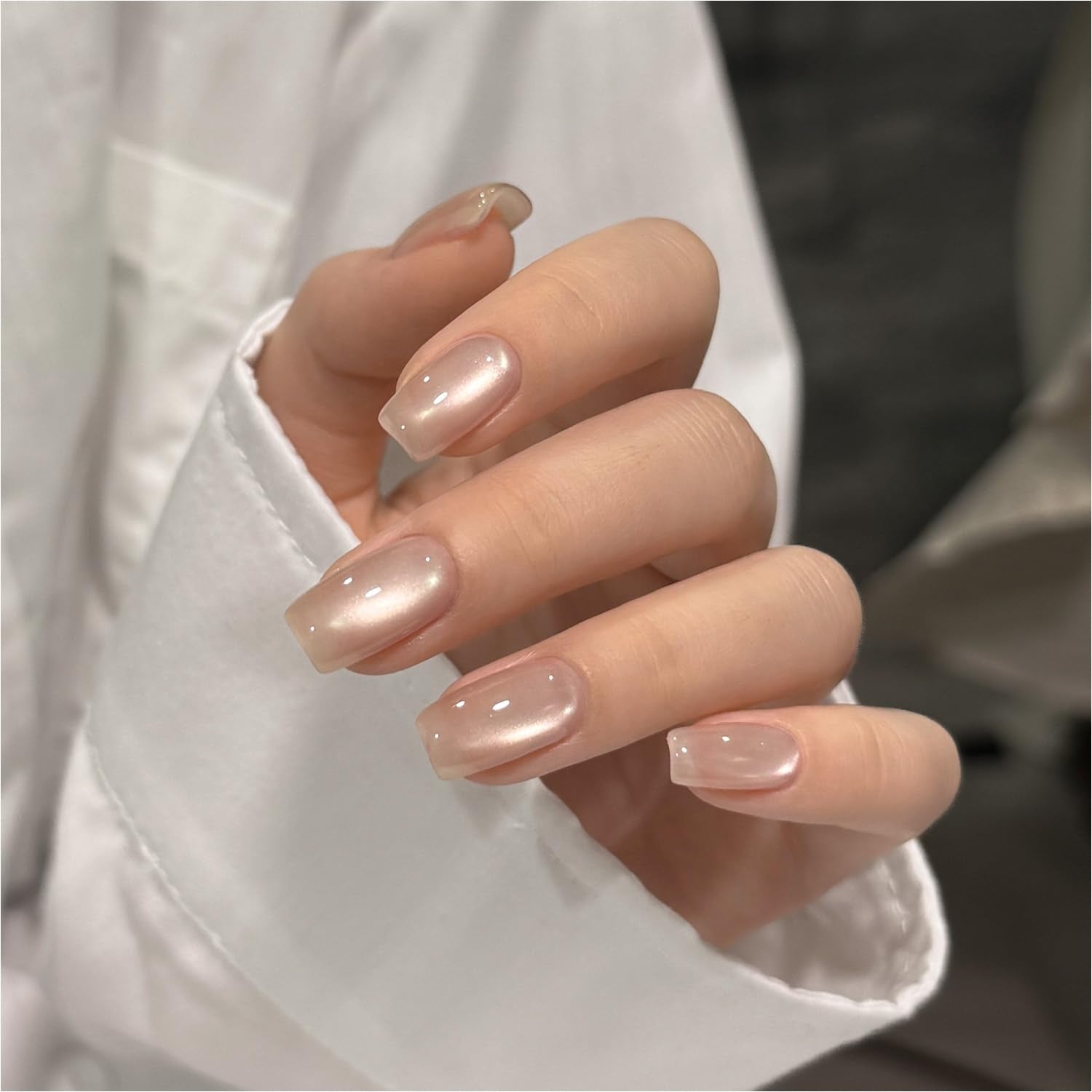 GAOY esmalte nude con efecto ojo felino translúcido para un look elegante.