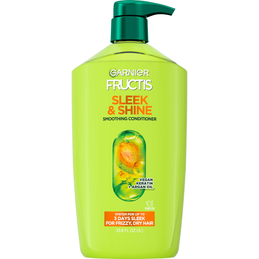 Acondicionador Garnier Fructis, botella visible, cabello más liso y brillante.