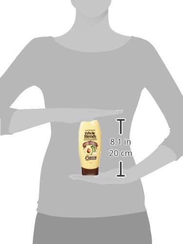 Garnier Whole Blends aplicación en cabello para desenredar suavemente.