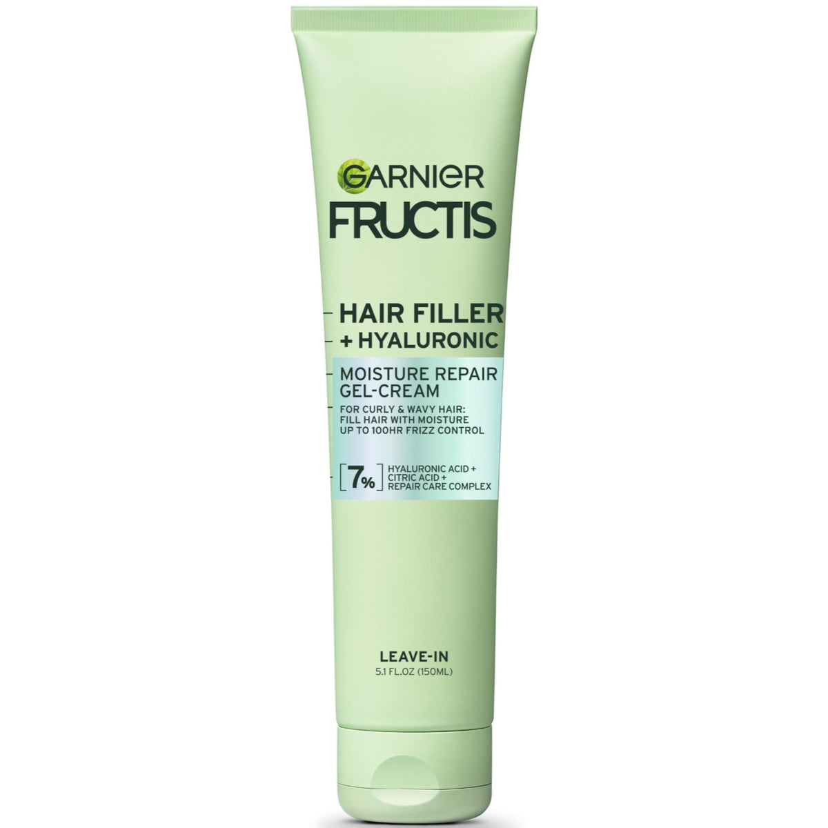 Garnier Fructis botella vertiendo para hidratación duradera en rizos.