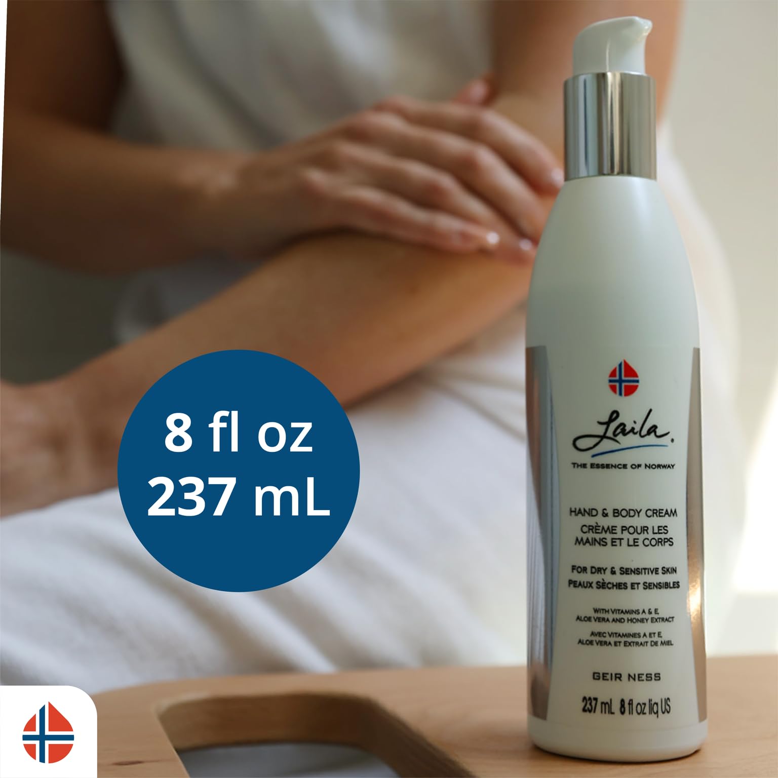 Geir Ness Laila aplicación de crema en manos; sensación suave.