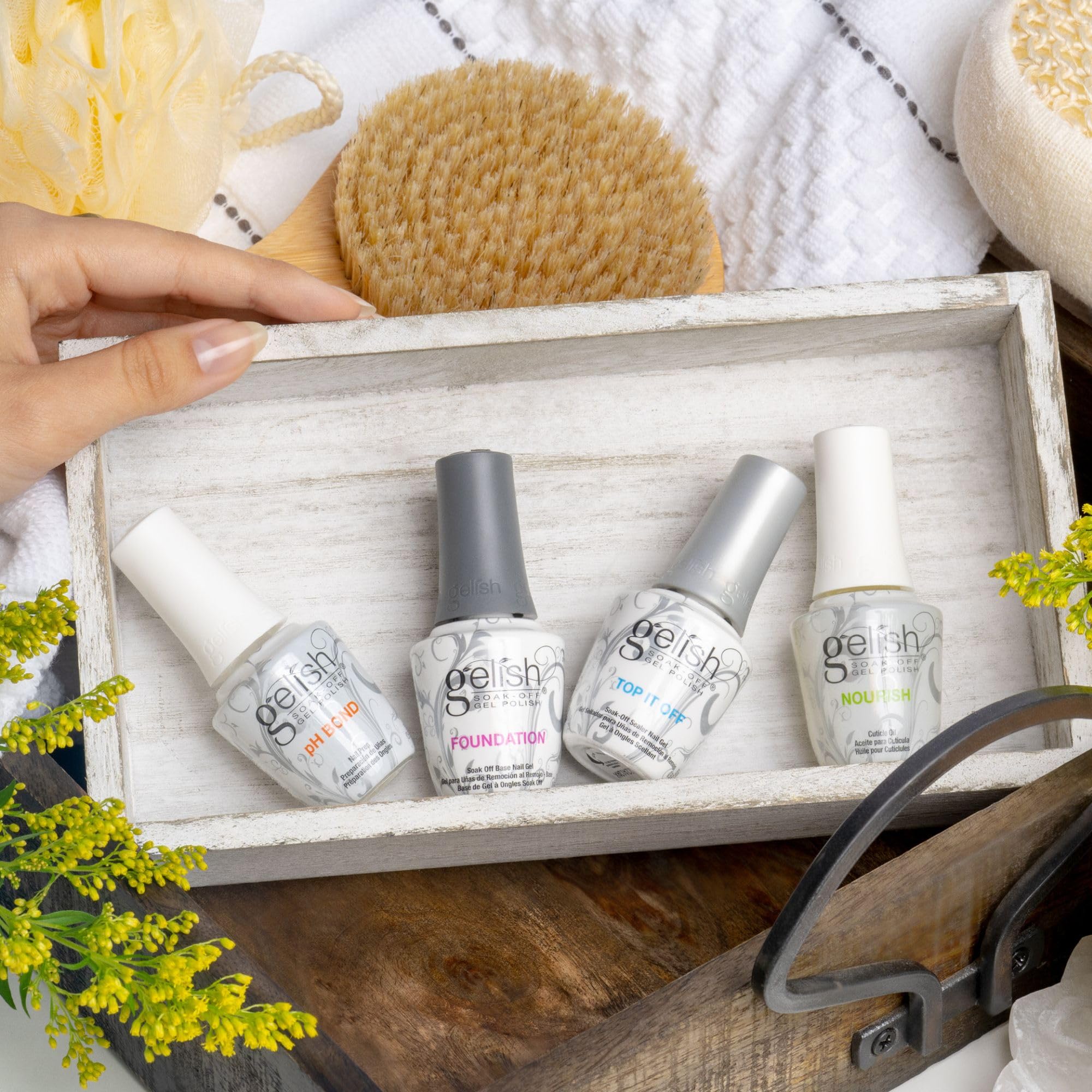 Gelish Top It Off Gel proporciona un acabado brillante y sellado que protege el diseño.