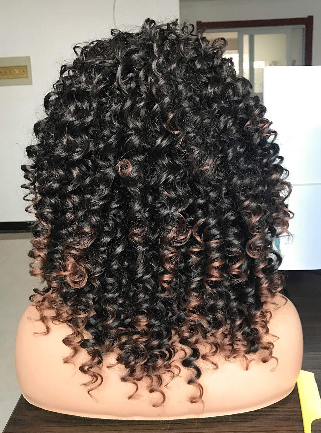 Peluca GEMBON afro con acabado mate para un aspecto natural sin brillos.
