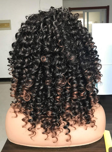 Peluca GEMBON afro con acabado mate para un aspecto natural sin brillos.