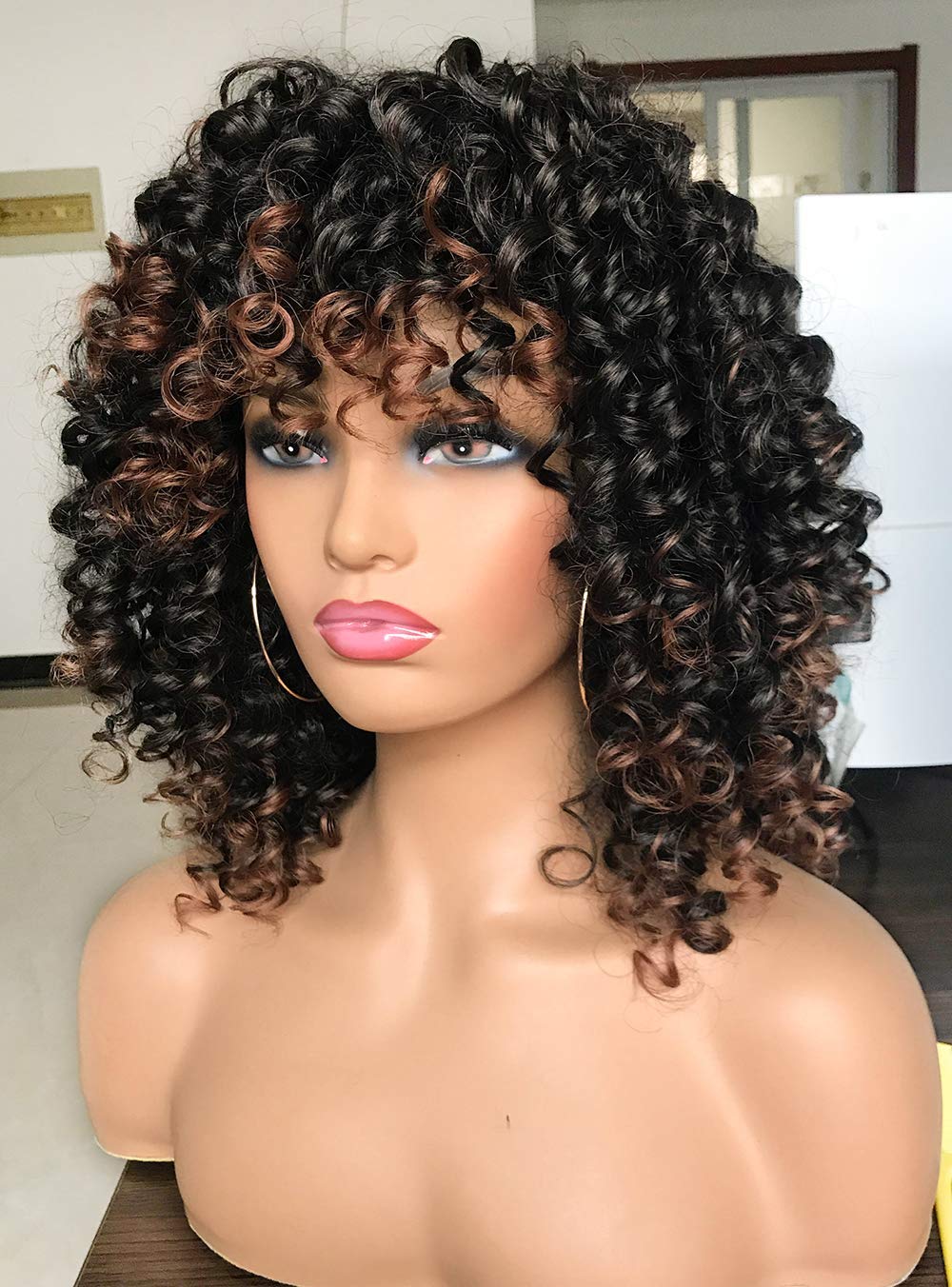 Peluca GEMBON afro curly con textura sintética que imita rizos naturales para uso diario.