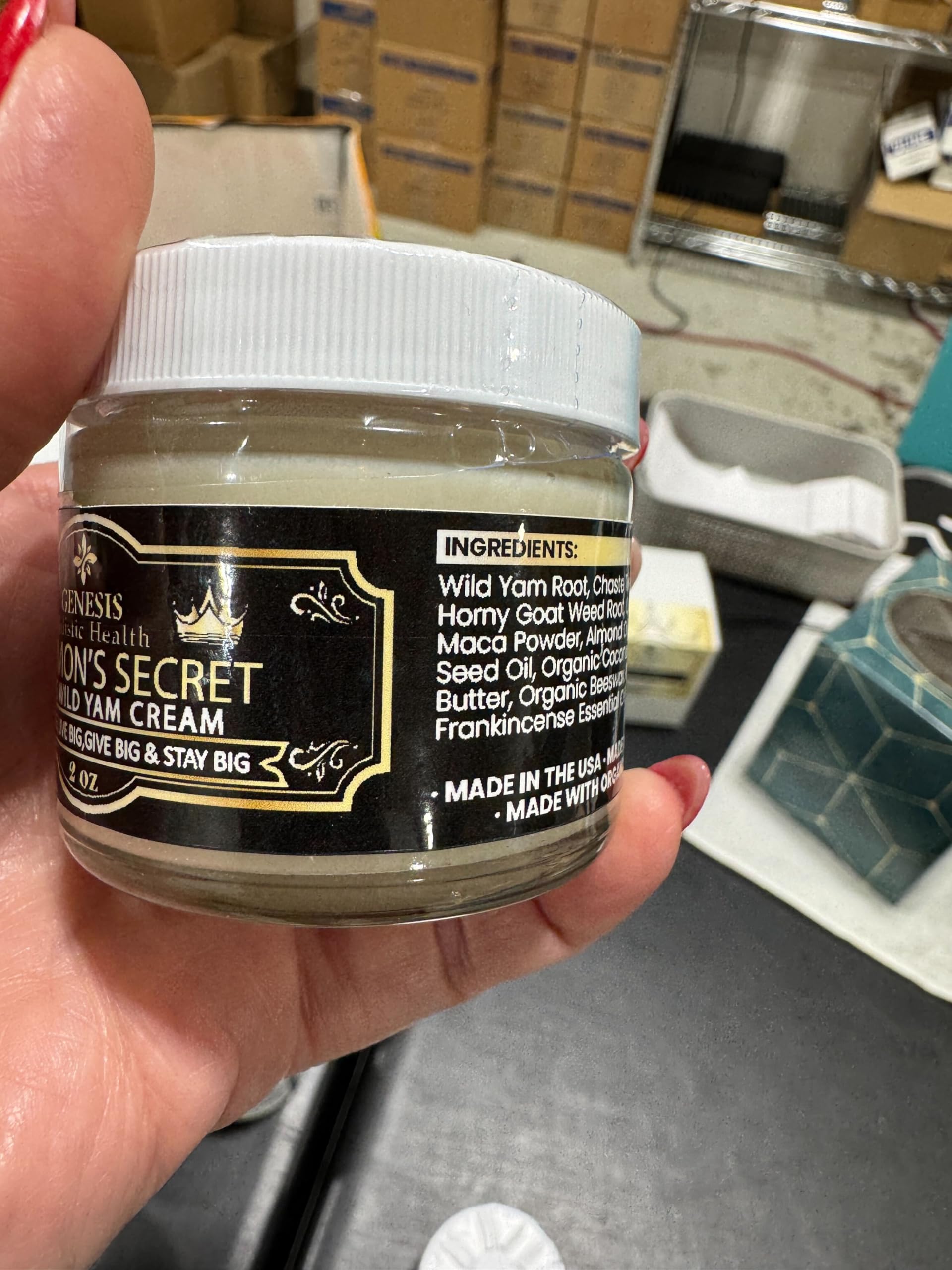 Uso diario de la crema Genesis para cuidado de la piel y energía.