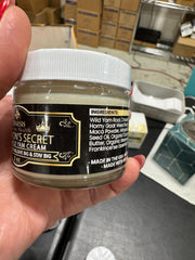 Uso diario de la crema Genesis para cuidado de la piel y energía.