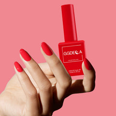 GGDECA aplicando esmalte gel; pincel suave para cobertura uniforme.