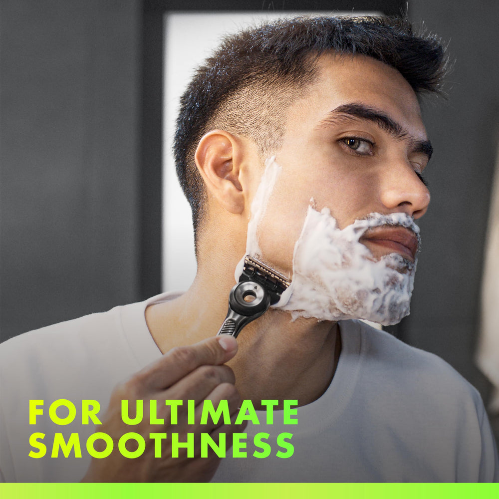 Gel de afeitado Gillette Labs con fragancia ligera de cedro y naranja.