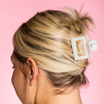 Clip GIMME BEAUTY compacto para diario, fijación estable sin dañar el cabello.