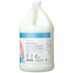 Acondicionador Ginger Lily Farms Island Tranquility vertido en la mano para aplicación suave.