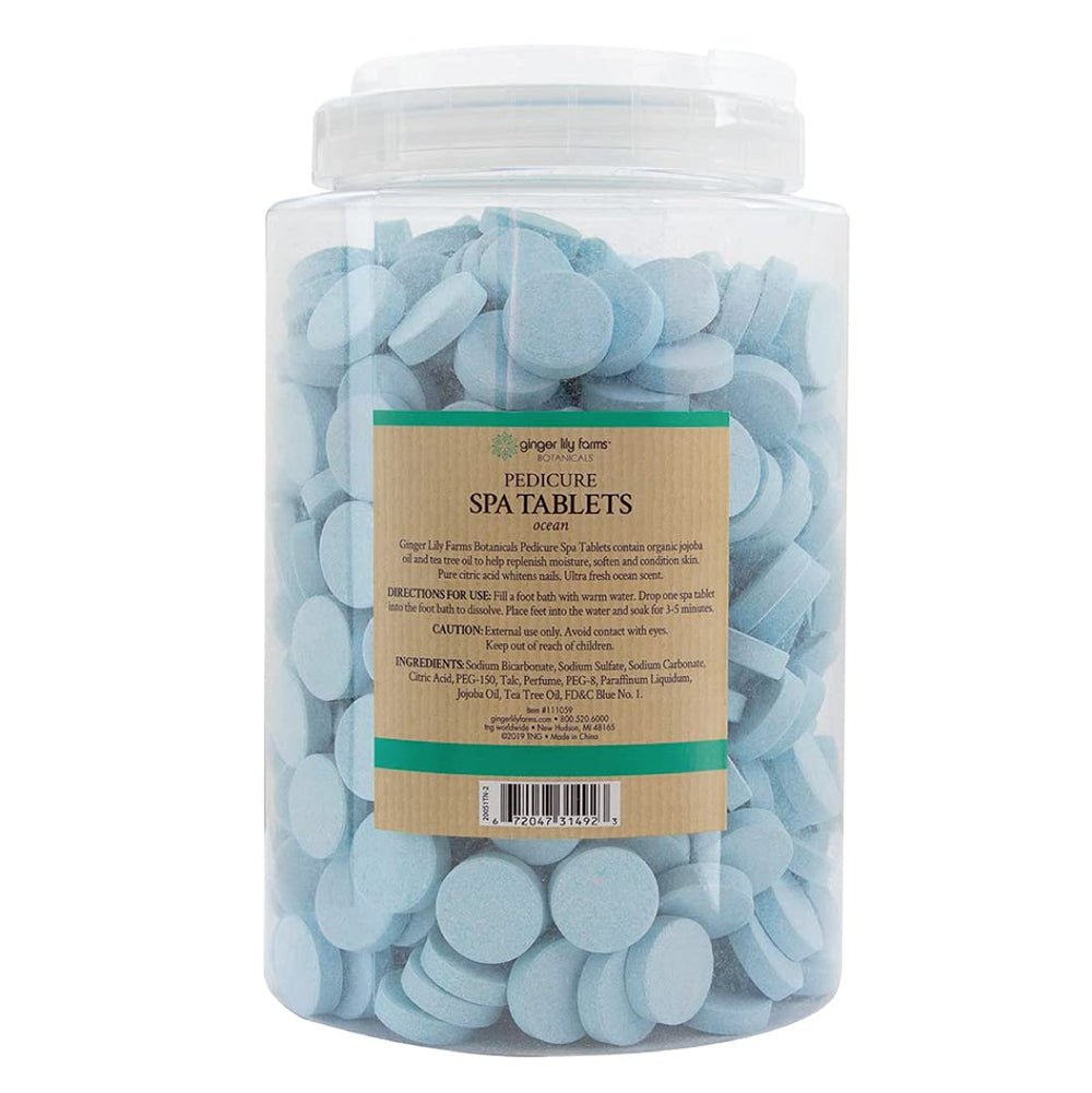 Tableta Ginger Lily Farms Botanicals disolviéndose en agua tibia.