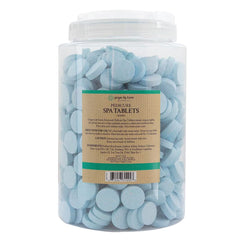 Tableta Ginger Lily Farms Botanicals disolviéndose en agua tibia.