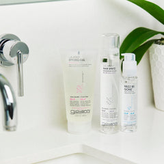 GIOVANNI L.A. Hold Gel contiene aloe vera y lavanda para cuidado.