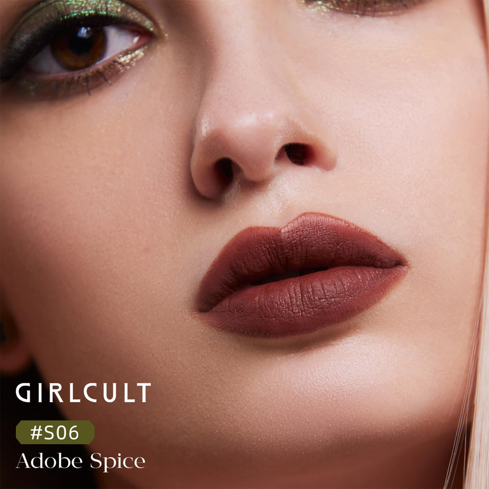 GIRLCULT Matte Lipstick, barra cremosa para una aplicación suave y cómoda.