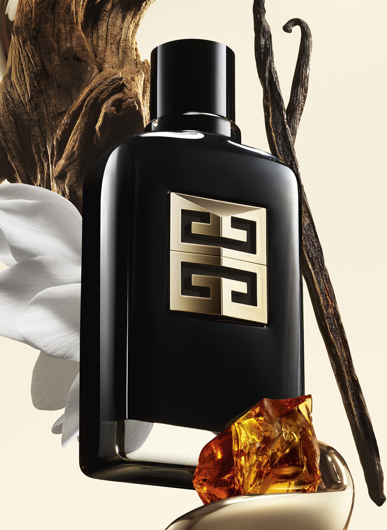Givenchy Gentleman Society Ambree: frasco lateral, acabado refinado para exhibir en tocador.