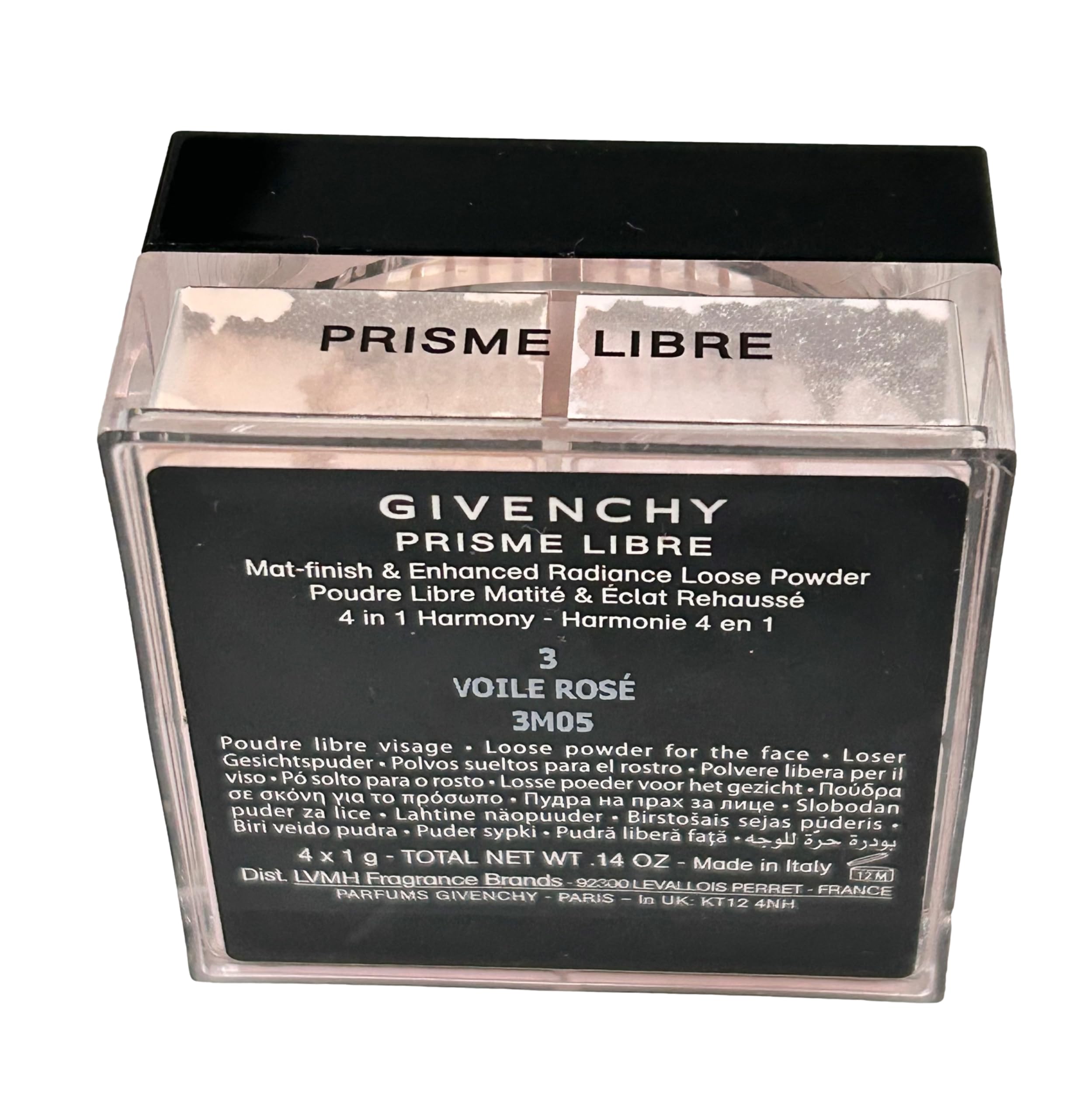 Aplicación de Givenchy Prisme Libre, pigmentación suave para un look natural.
