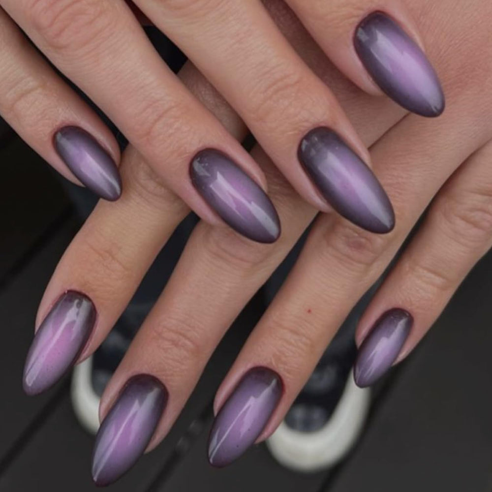 GLAMERMAID uña con gradiente negro y rosa, forma almendra mediana, para uso diario.