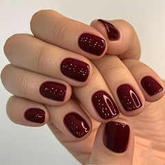 GLAMERMAID uñas cortas rojas burdeos con brillo para un look elegante.