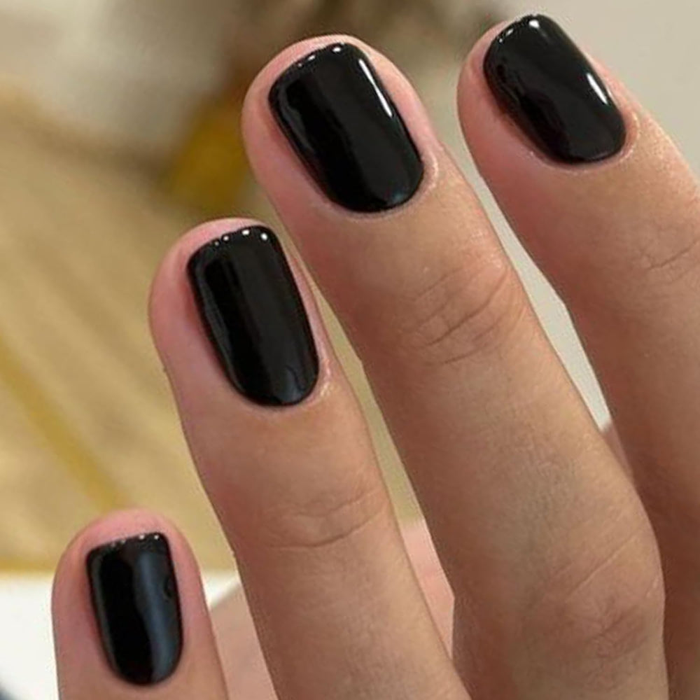 GLAMERMAID, uñas negras con diseño cobertura total en primer plano