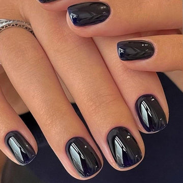 GLAMERMAID, uñas negras extra cortas en primer plano con acabado gel duradero