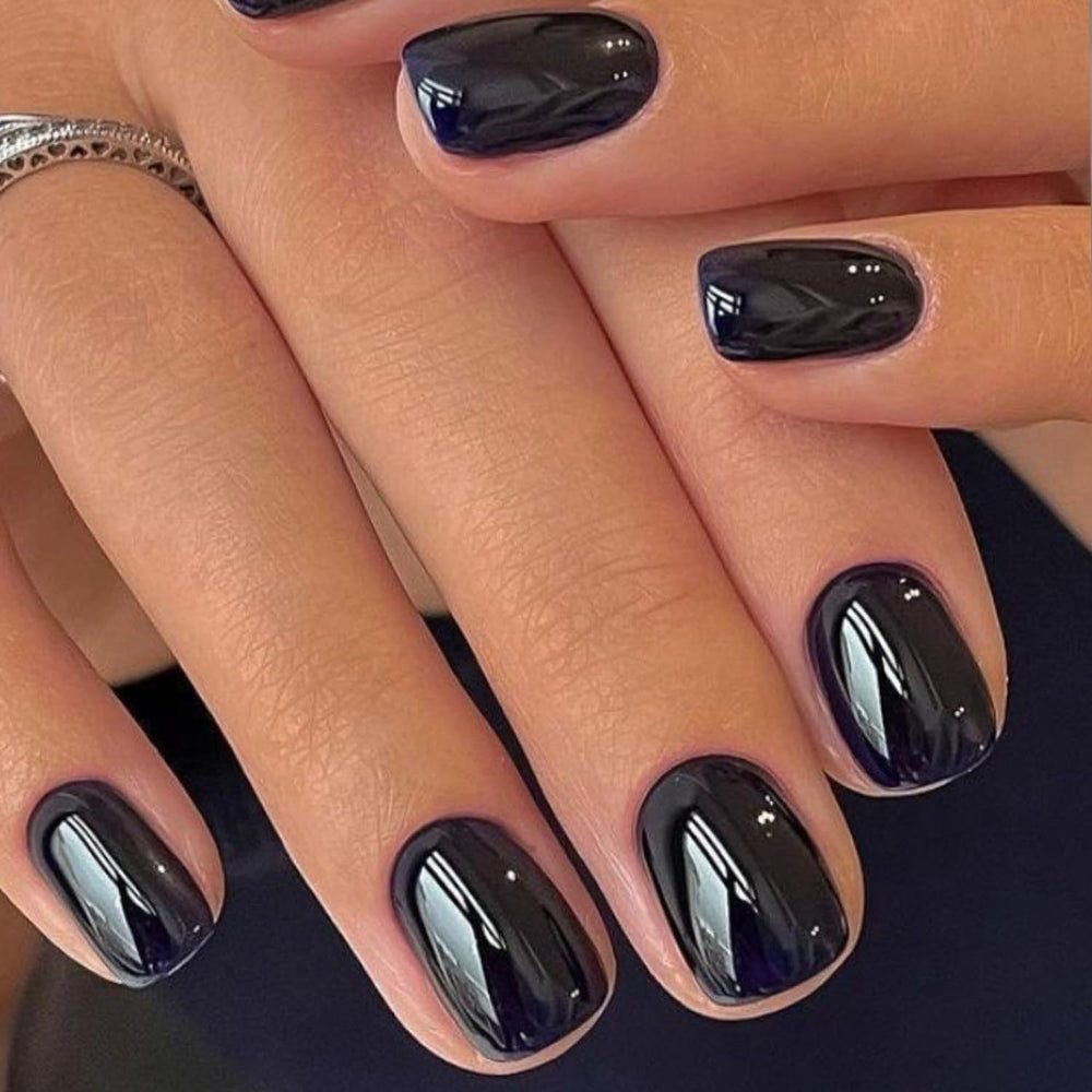 GLAMERMAID, uñas negras extra cortas en primer plano con acabado gel duradero