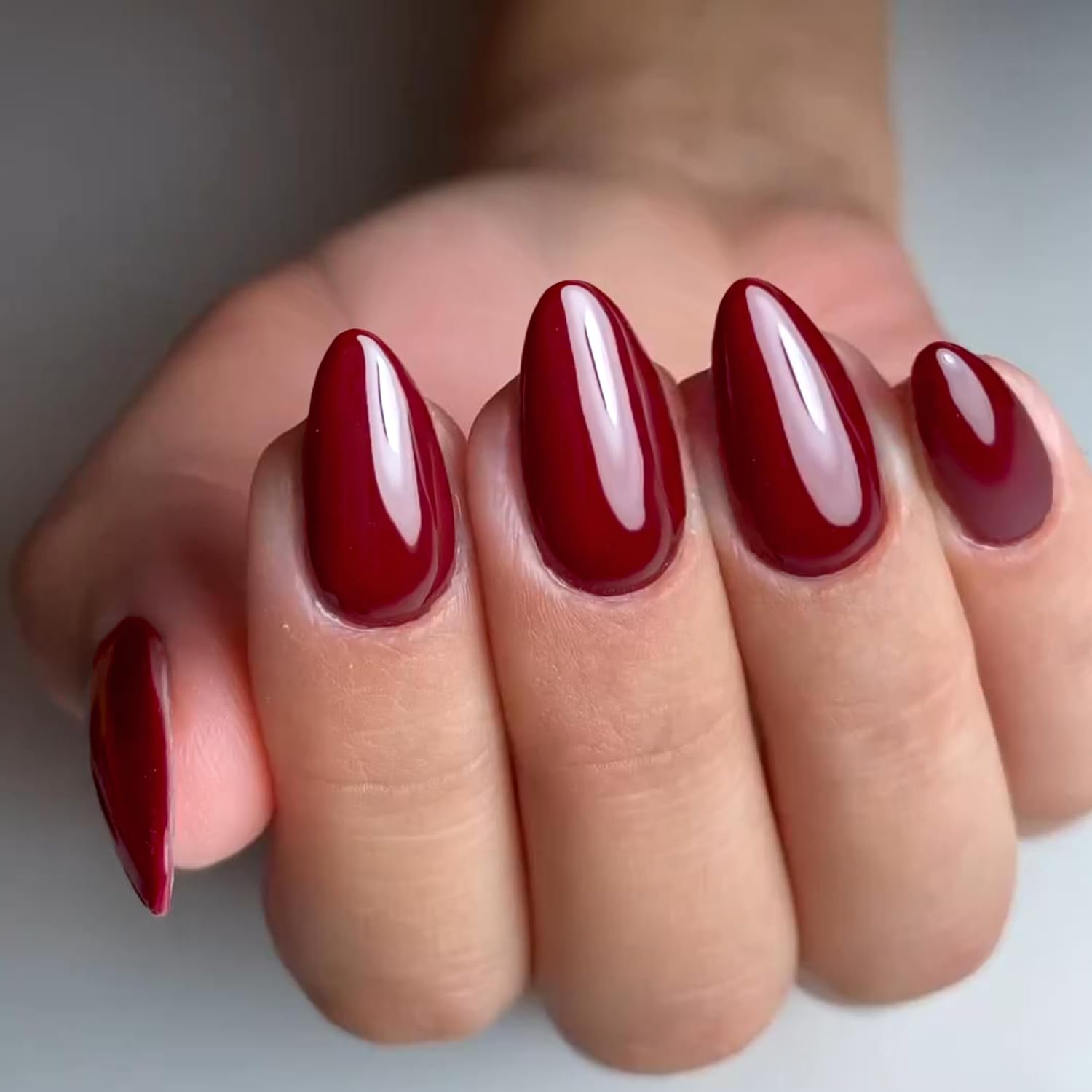 GLAMERMAID uñas postizas rojas oscuras en forma almendra corta para uso diario.
