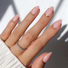 Glamnetic Buscadora de Metas: uñas almendra cortas nude para un acabado elegante y versátil.