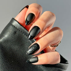 Glamnetic Deathly Hallows: uñas gráficas negro mate para cosplay.