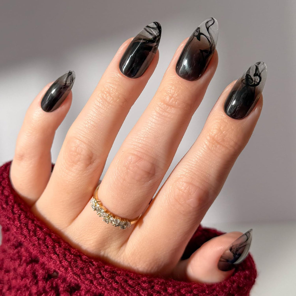 Uñas Glamnetic Dementor en forma de almendra media con gradiente oscuro para look sofisticado diario.
