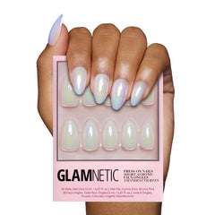Glamnetic Entranced: uñas almendra blancas holográficas para un aspecto elegante y semi-transparente.