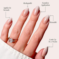 Glamnetic Fiancéd primer plano de uñas con acabado brillo y nude-ombré.