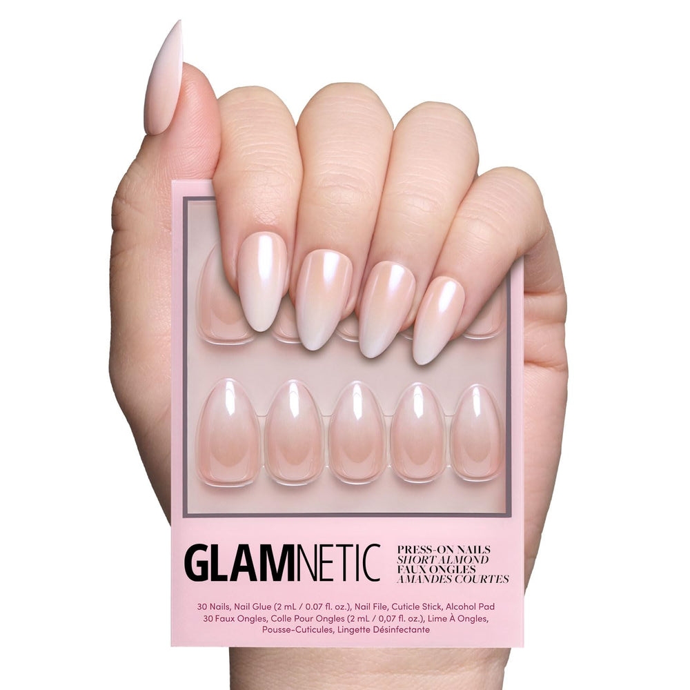 Glamnetic Fiancéd: uñas almendra nude con ombré y brillo glaseado.
