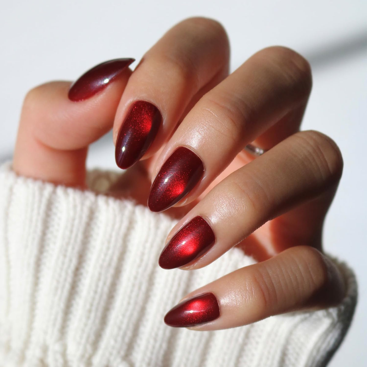 Glamnetic Frosted Cranberry uñas cortas en almendra con acabado gelatina, brillo festivo