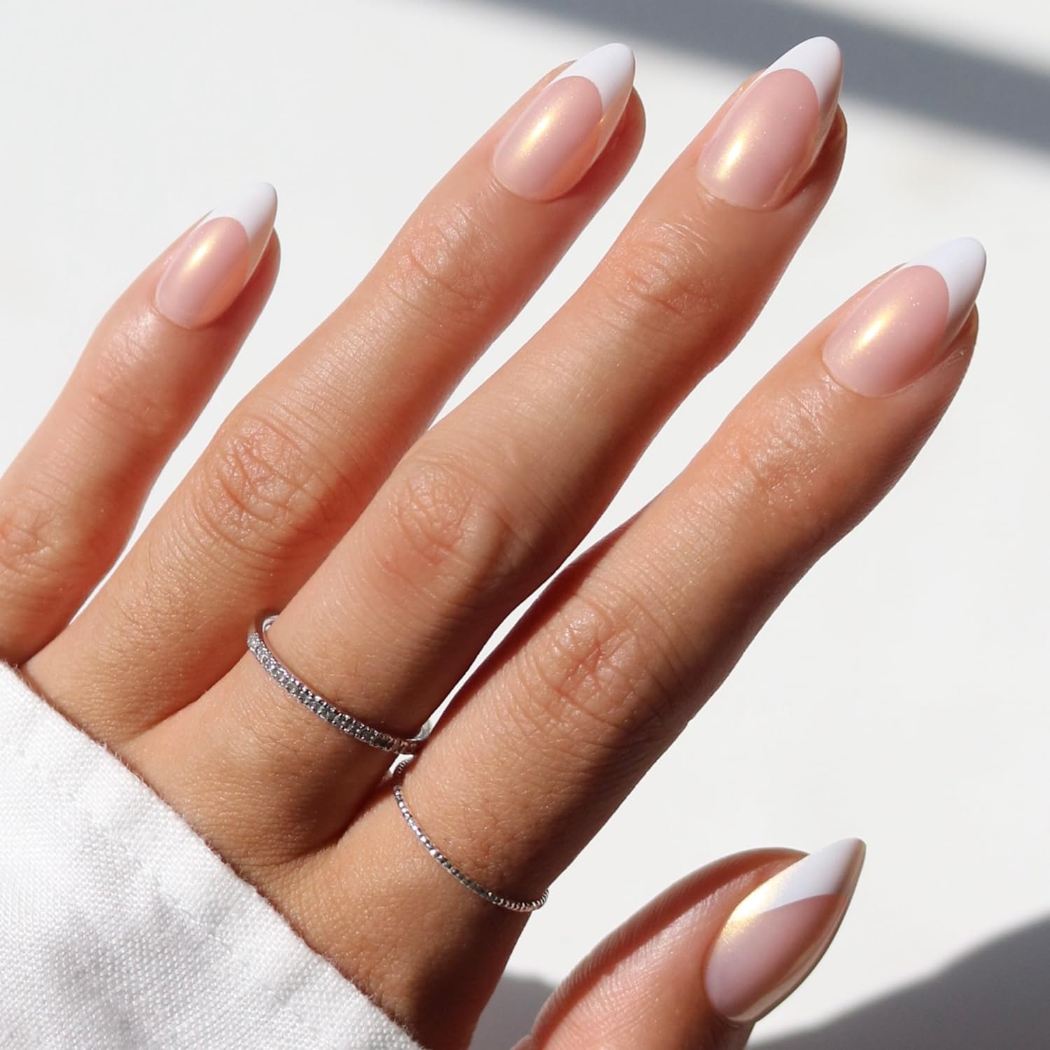 Uñas postizas Glamnetic Glamzilla Frances corto con glaseado dorado, estilo moderno.