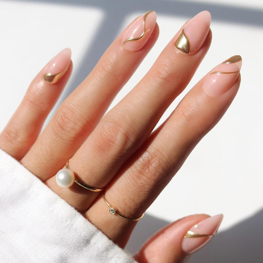 Glamnetic GlamZilla: uñas nude almendra con foil dorado para un look lujoso.