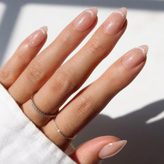 Uñas postizas Glamnetic Glamzilla almendra nude con acabado terciopelo, ideal para look sofisticado.