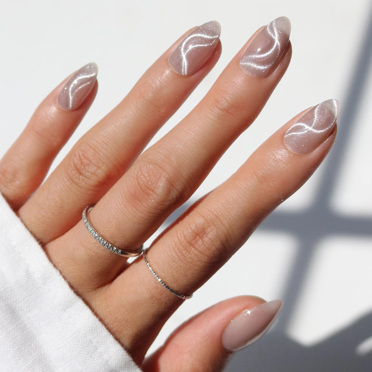 Glamnetic x Glamzilla Woo-Man uñas cortas en almendra gris con efecto ojo de gato