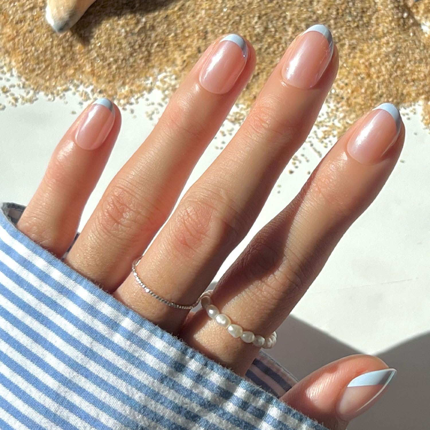 Glamnetic Into Blue, uñas glaseadas cortas y ovaladas para un look diario de salón.