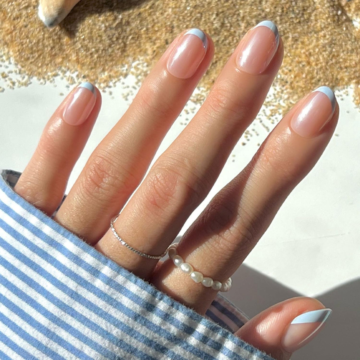 Glamnetic Into Blue, uñas glaseadas cortas y ovaladas para un look diario de salón.