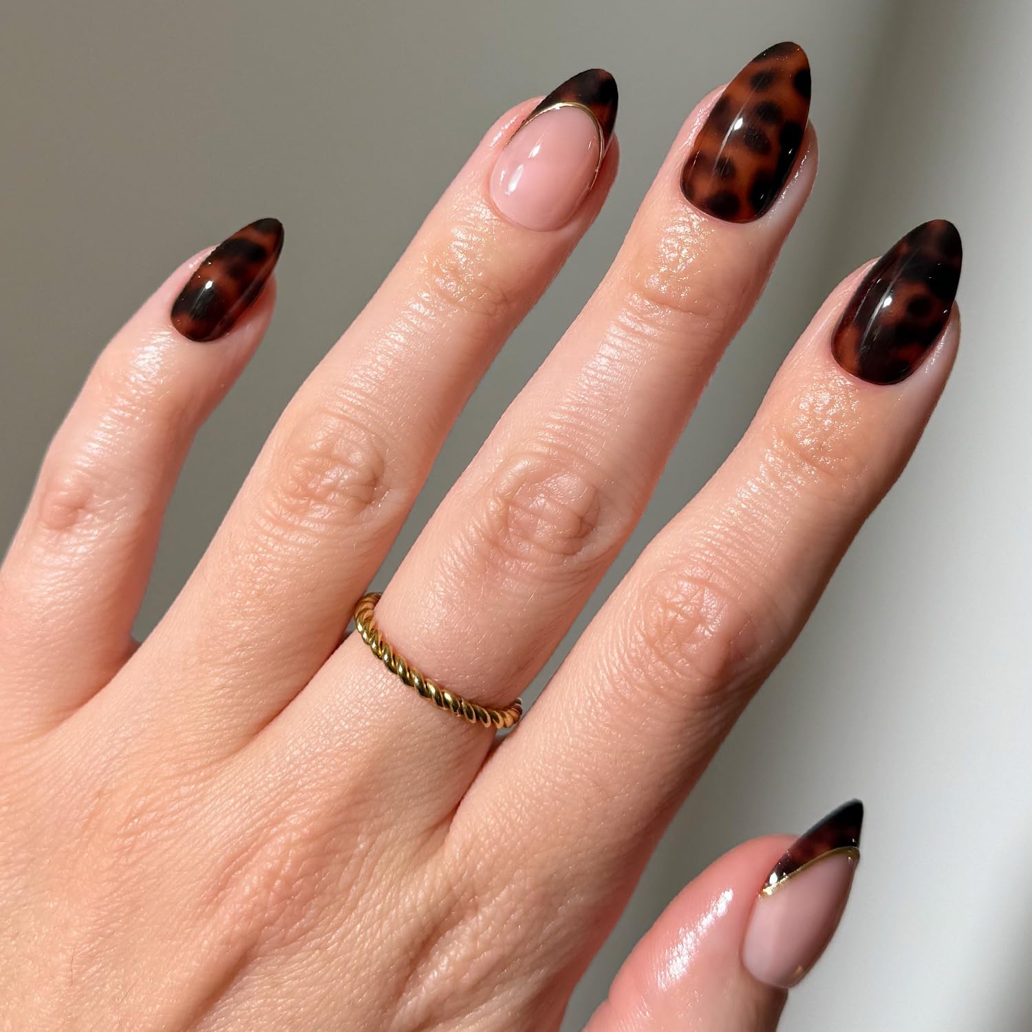 Glamnetic KILLAZILLA uñas short almond carey con French tips para un look elegante