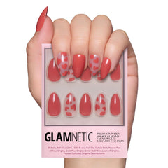 Glamnetic Love Me: uñas postizas en almendra con corazones rojos sobre base semitransparente.