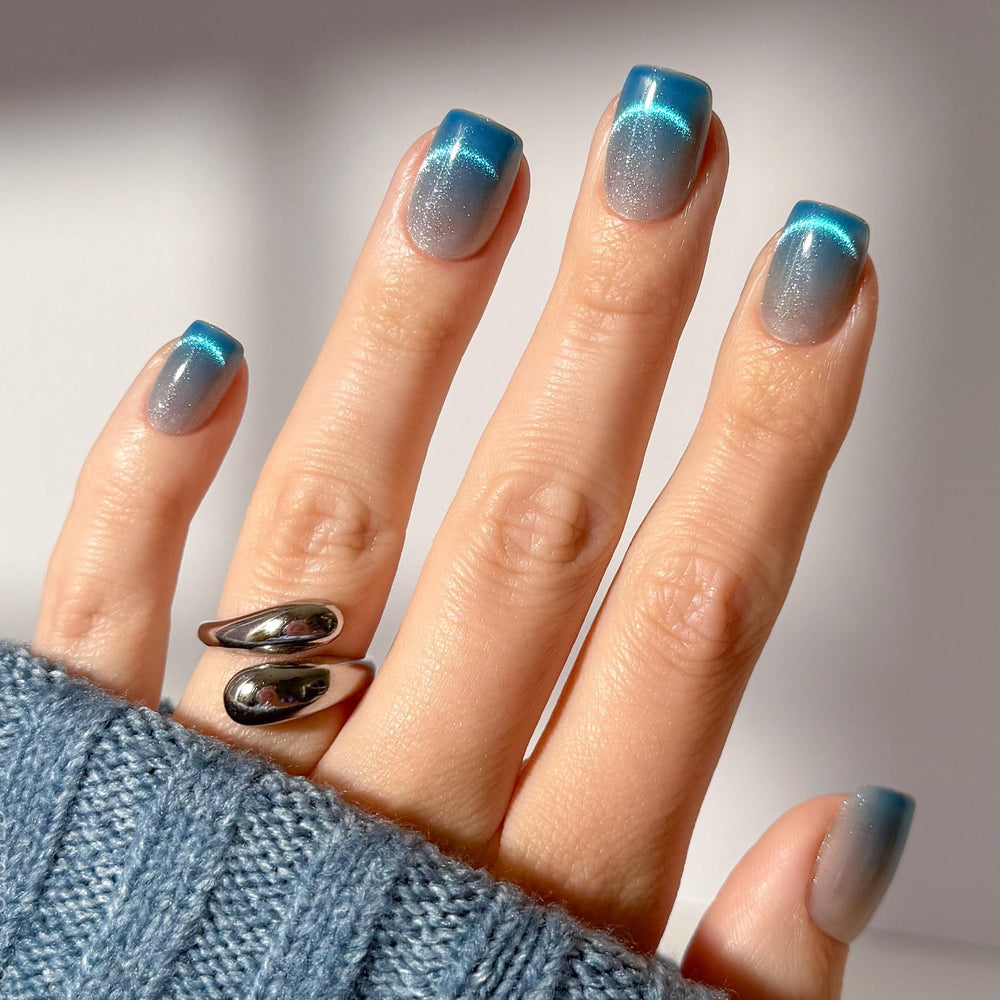 Glamnetic Lumos: puntas gradiente azul velvet con imán para look duradero.