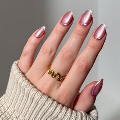 Glamnetic Mertini : ongles amande rose velours avec foil doré pour un look élégant