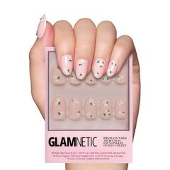Glamnetic Petalos: uñas nude con flores para look diario.